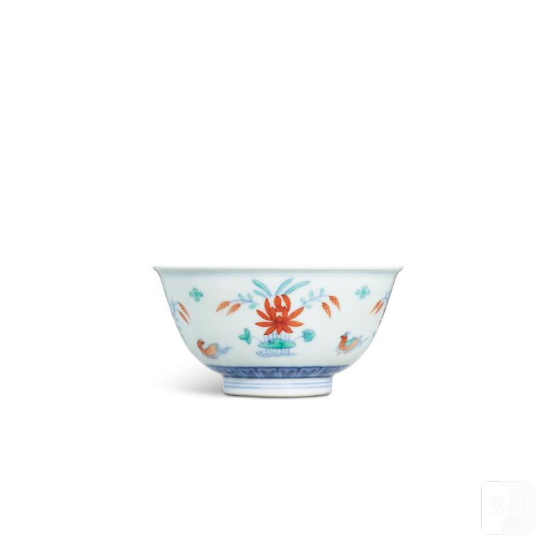 A doucai 'flower and duck' tea bowl, Seal mark and period of Qianlong | 清乾隆 闘彩鴛鴦花卉圖茶圓 《大清乾隆年製》款 - 图3
